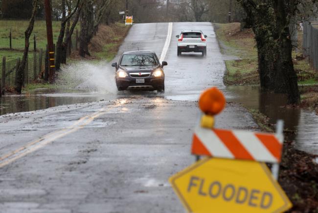 索诺马县的企业主在停电几天后准备重新开业，洪水的担忧使顾客望而却步