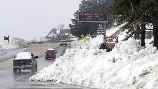 官方称，自大规模暴风雪切断加州山区城镇交通以来，已有12人死亡