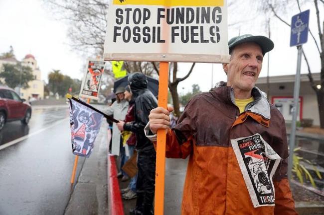 “第三法案”气候活动家抗议银行投资化石燃料扩张