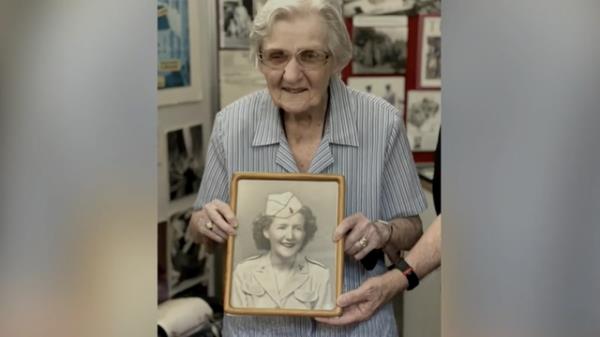 一位在二战期间担任护士的妇女庆祝了她的100岁生日