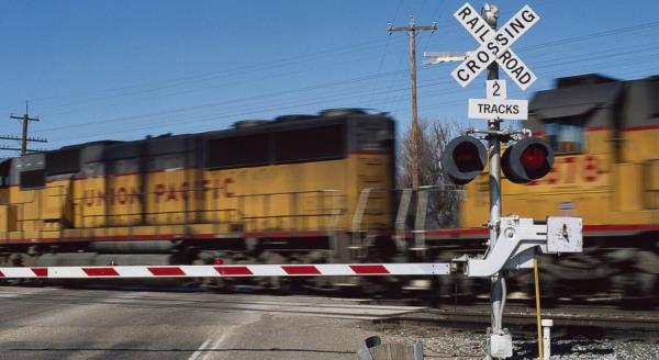 美国数十个危险的铁路交叉路口将被淘汰