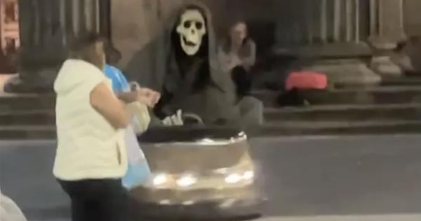 “死神”在格拉斯哥市中心的碰碰车里转圈