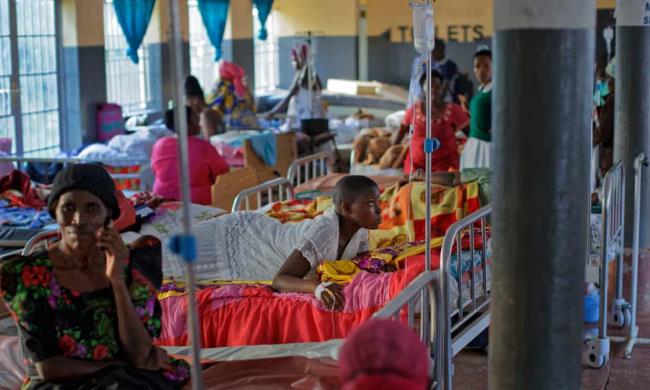 乌干达法院对医院拘留新妈妈的做法提出质疑