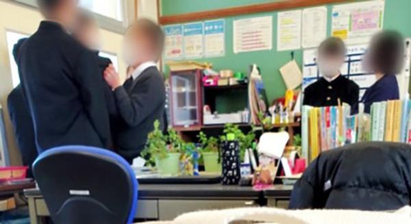 外国教育家检举在学校施暴的老师