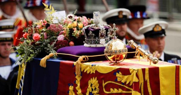 查尔斯国王在伊丽莎白女王的灵柩上，在他挑选的鲜花中留下了字条