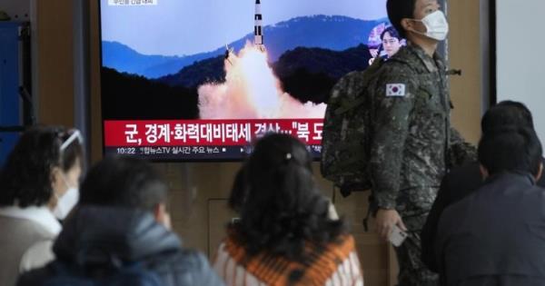 朝鲜发射弹道导弹飞越日本上空，引发寻求庇护的警告
