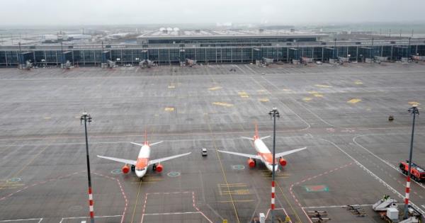 气候活动人士侵入柏林机场，把自己粘在跑道附近的地面上